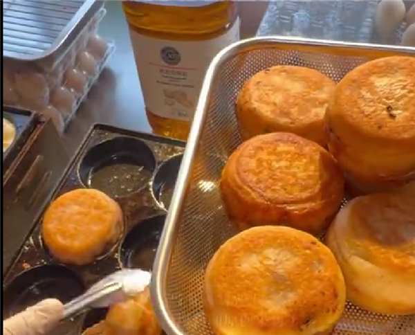 【35岁程序员辞职摆摊卖肉蛋堡：月入5万 食材来自胖东来、山姆】近日，35岁的程