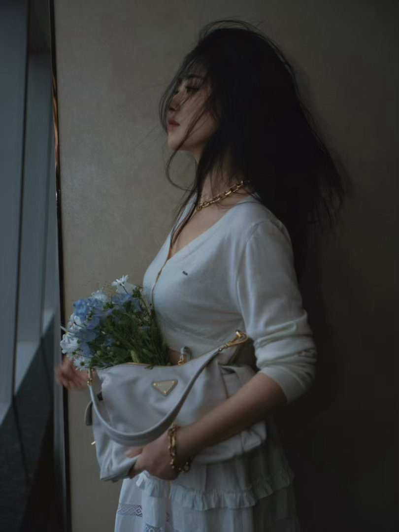  朱珠捧花照朱珠把白裙穿成高定 镜头里的每一幕都像电影桥段，朱珠用白裙与捧花，诠