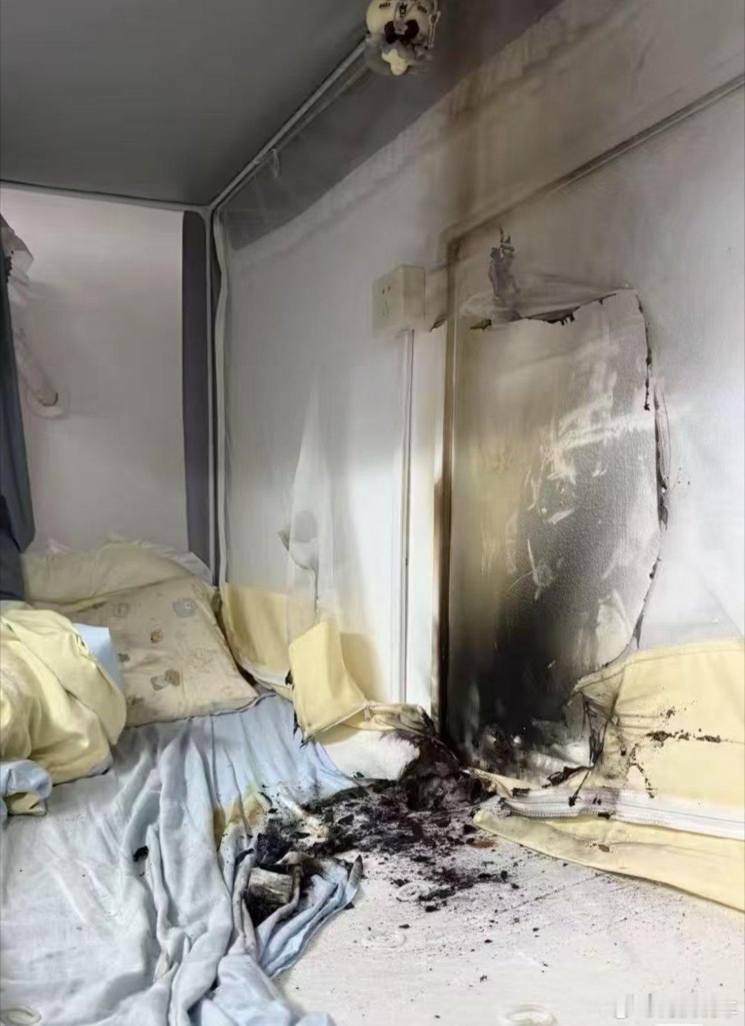 又一罗马仕充电宝充电时爆炸很显然，罗马仕三个字已经和不安全绑定了，这个品牌已经走