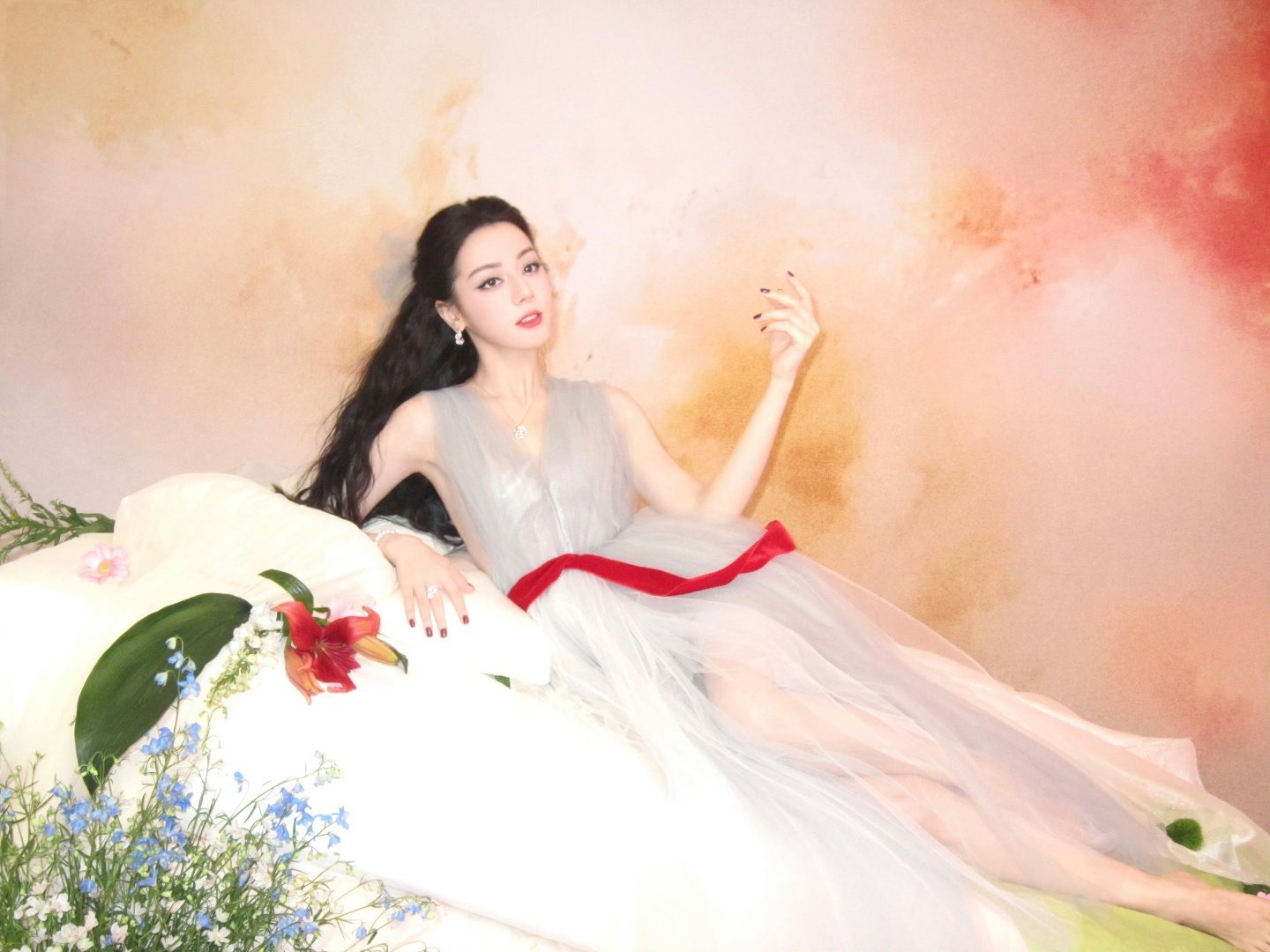 迪丽热巴[超话]迪丽热巴益起来 dlrb每日一善喷泉之所以漂亮是因为她有了压力；