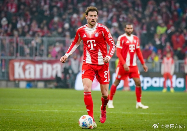 据《米兰体育报》报道，米兰希望签下一名右中场和一位能胜任三中卫与四后卫体系的后卫