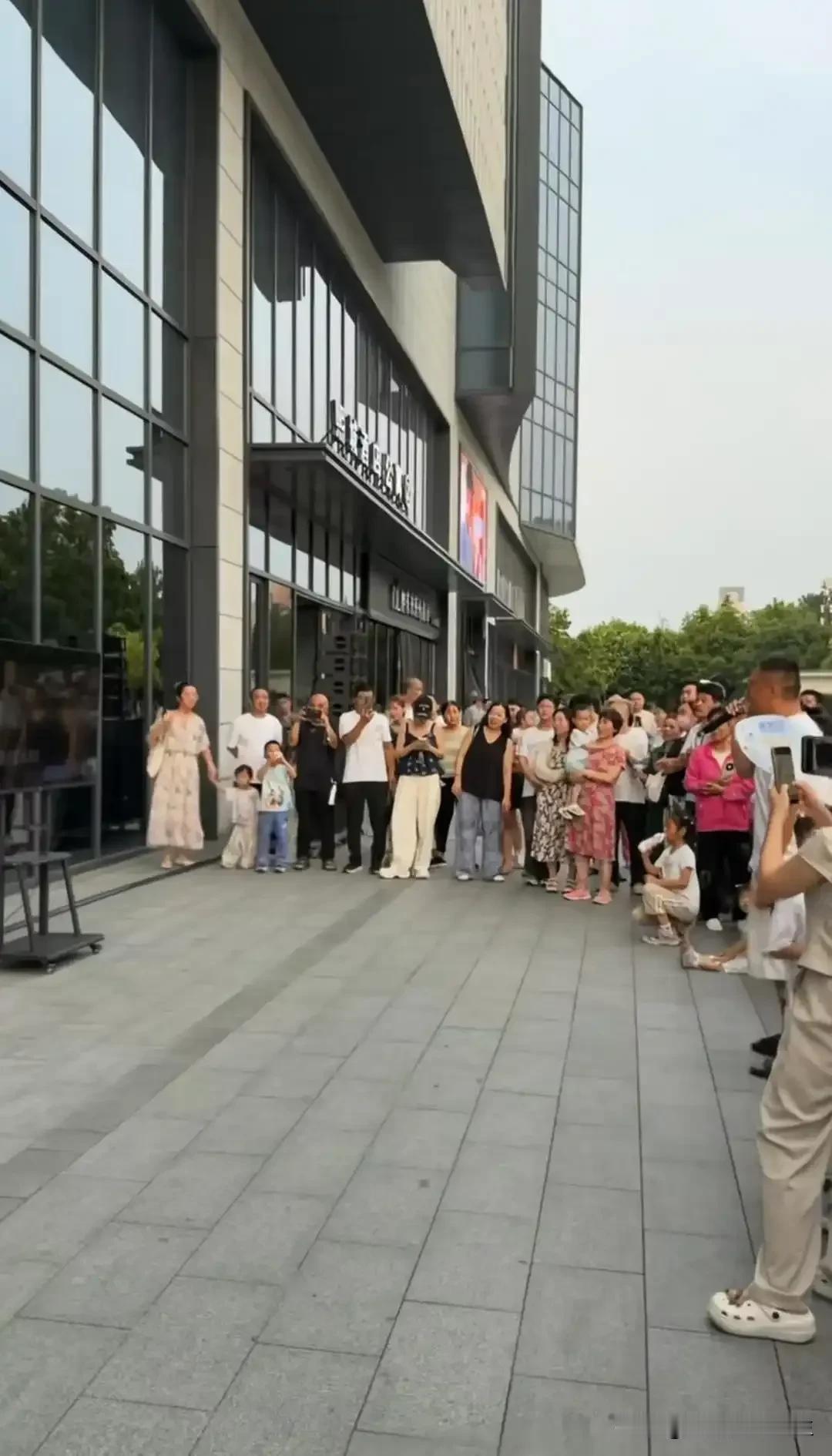 来来来，许昌胖东来天使之城歌单，看看你会几首？

1.《十年》‑陈奕迅
2.《原