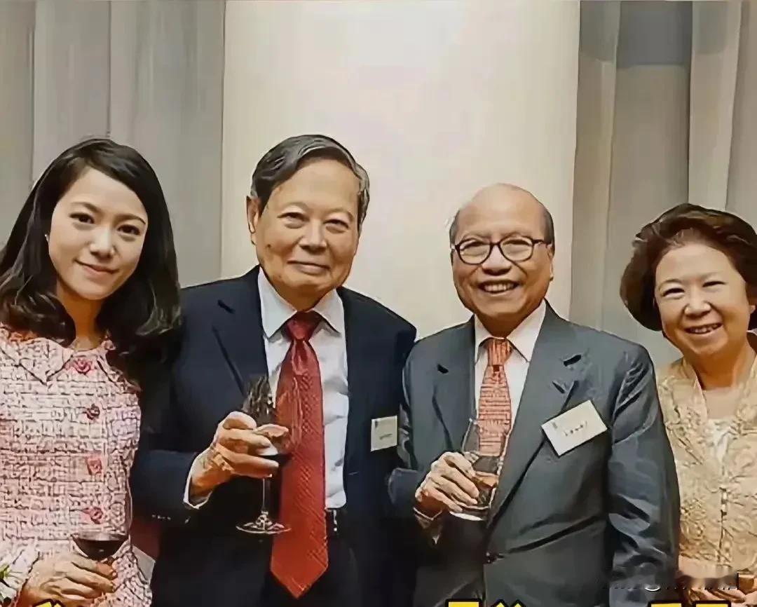 此照是杨振宁100周岁和妻子、岳父、岳母的全家福。此年妻子46岁岳父79岁，岳母