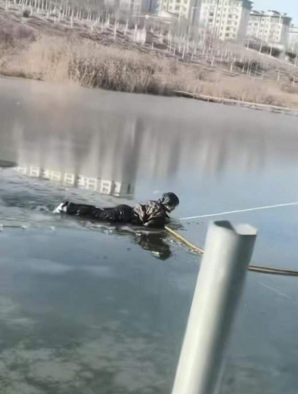 这姑娘真行！救完人浑身湿透回家，愣是跟爸妈说“洒水车溅的”，差点把这事瞒成一桩秘