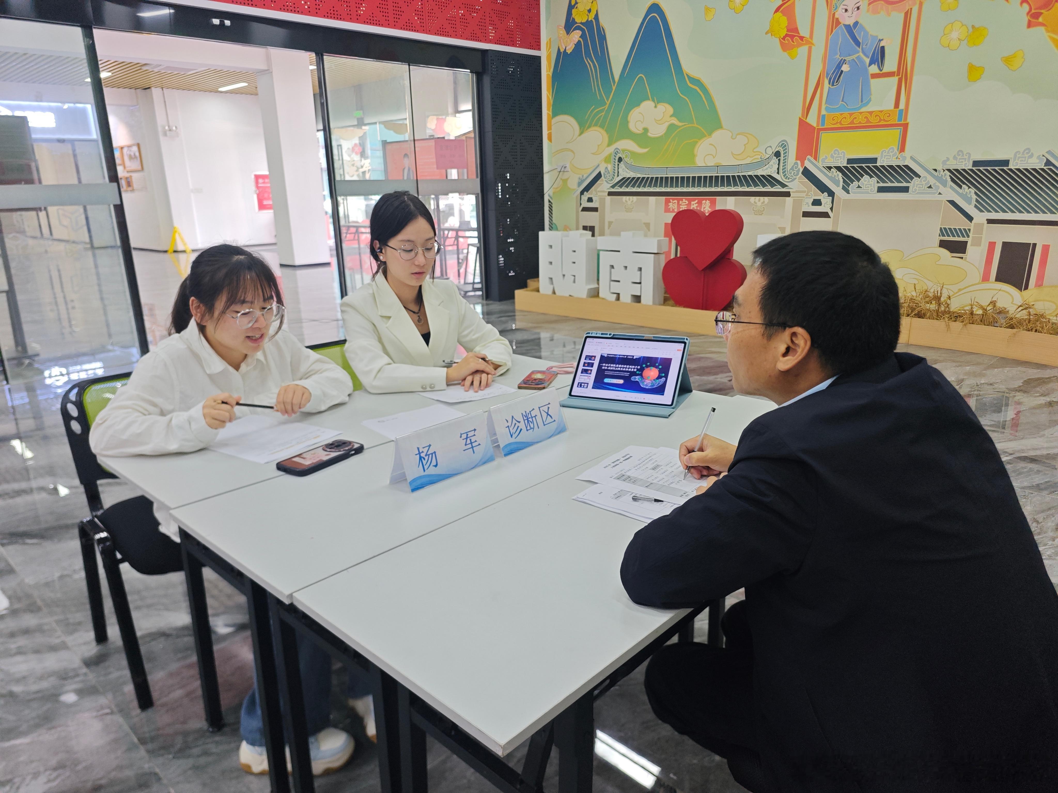 创服智达杨军为遵义医科大学珠海校区大创选手一对一诊断桌前是写满思路的笔记，从商业