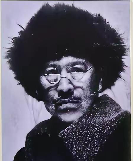 1937年，67岁的大地主戴万龄被日军擒获，竟用两块钢板将戴万龄夹在中间，用铁丝