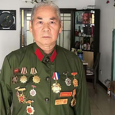 1979年，在对越自卫反击战中，我军一炊事员在送饭途中碰见了一个越军哨所，将哨兵