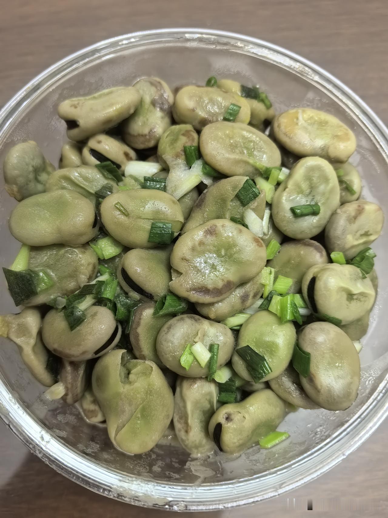 昨天晚饭后老两口逛奥乐齐对面的超市，居然还有蚕豆。肯定是老蚕豆了，但也必须买。