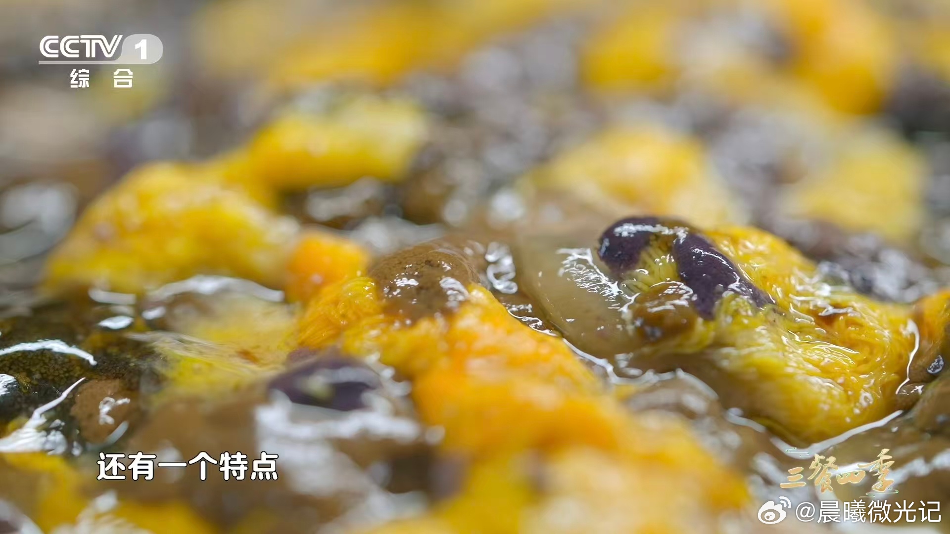 谁能拒绝一碗鲜掉眉毛的河蟹面蟹黄卤在热油中翻出金色浪花，香气瞬间炸开。这碗面还没