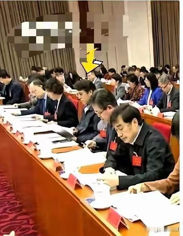 刚才看新闻联播，手里的遥控差点掉了……一瞬还以为是戏，回放放大一看，竟然真是靳东