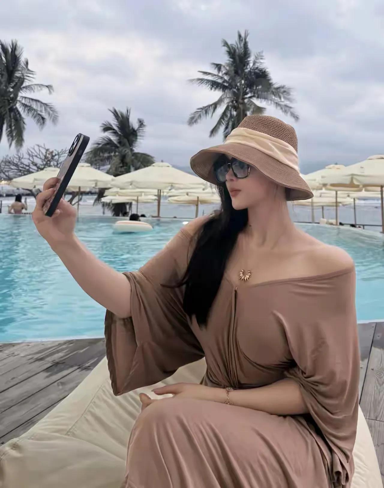 度假时光，海边自拍，享受阳光与海浪