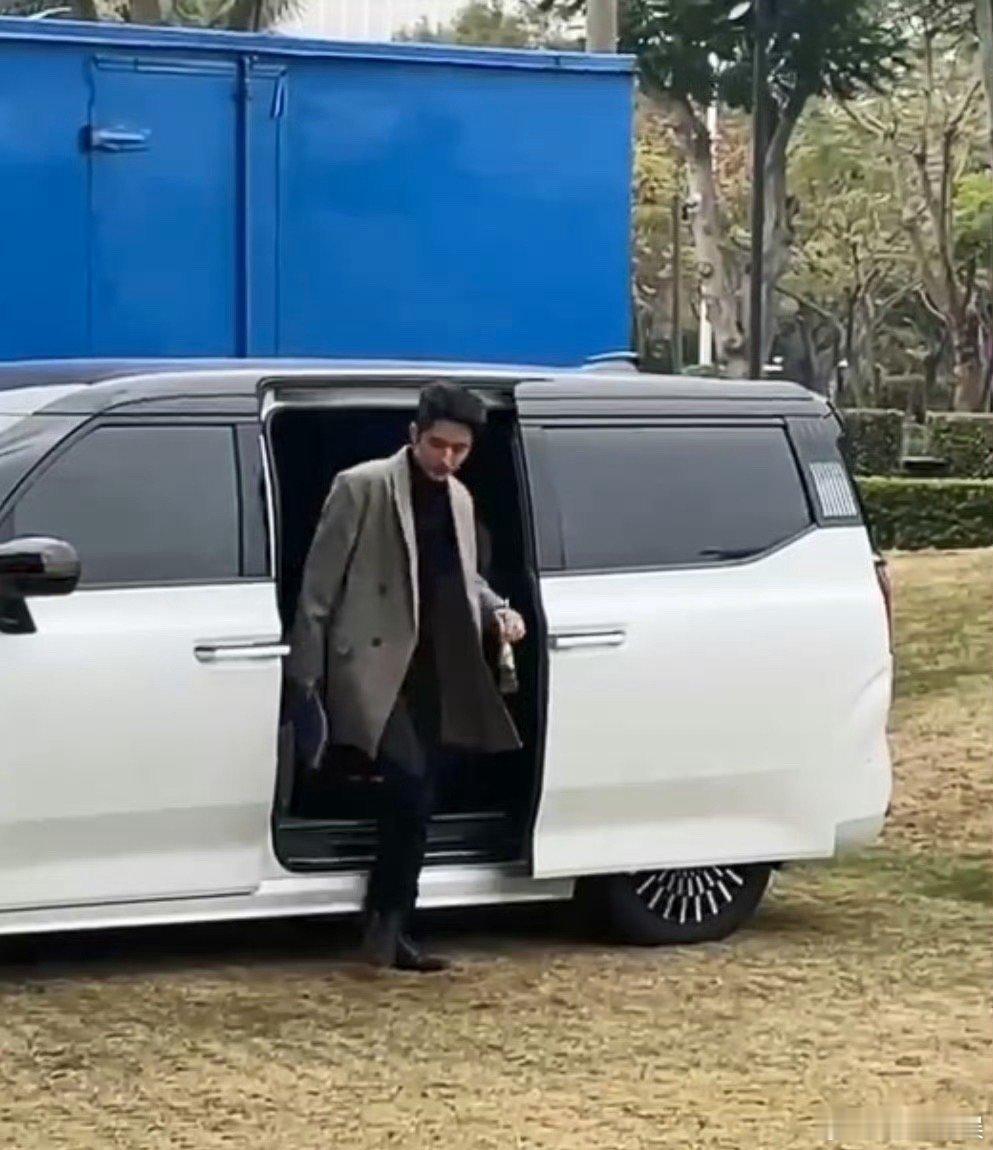 #为什么明星都爱豪华mpv#豪华MPV，为明星打造专属私密空间。隔绝外界喧嚣，享