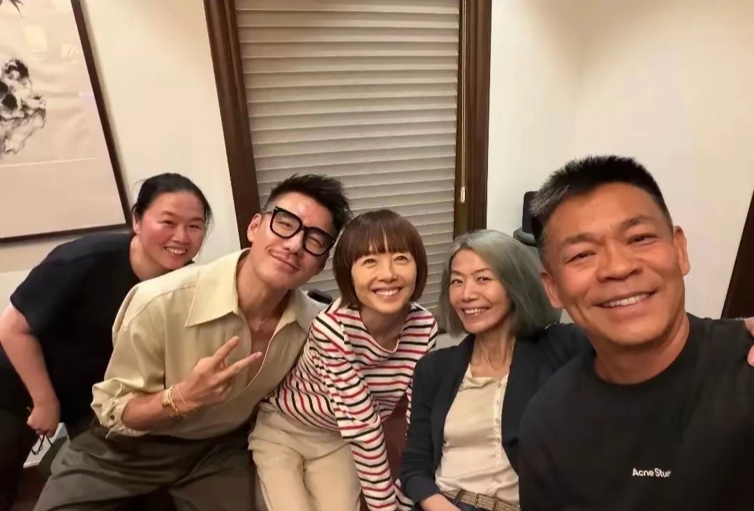 胡兵毛宁陈鲁豫孙浩一起聚餐！白灼大虾、红烧猪脚，几道家常菜吃出满屏回忆杀，这才是