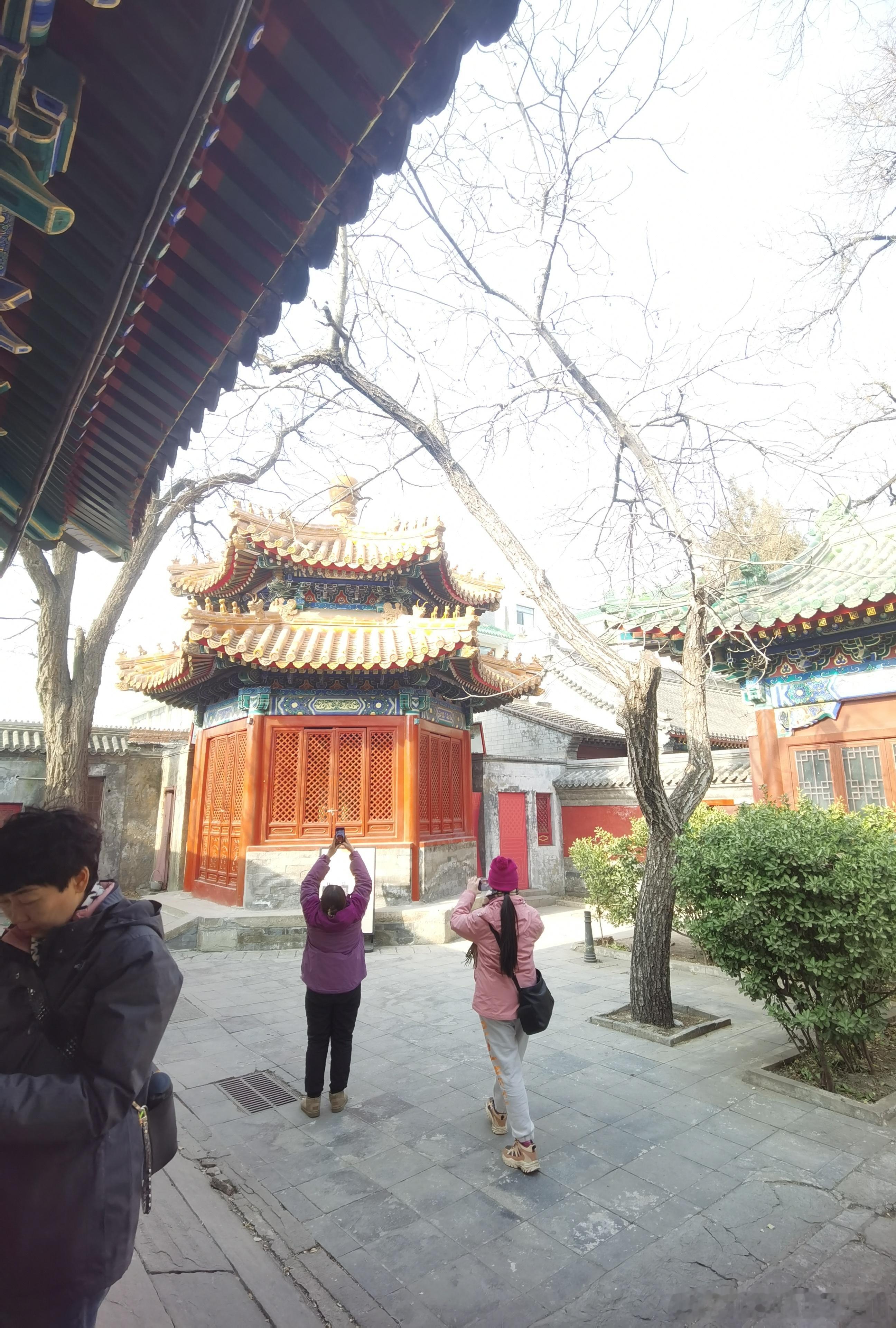 北京贤良祠，北海后门往西路北，不远的地方有座比较大的宅门，路过不知多少次，大门一