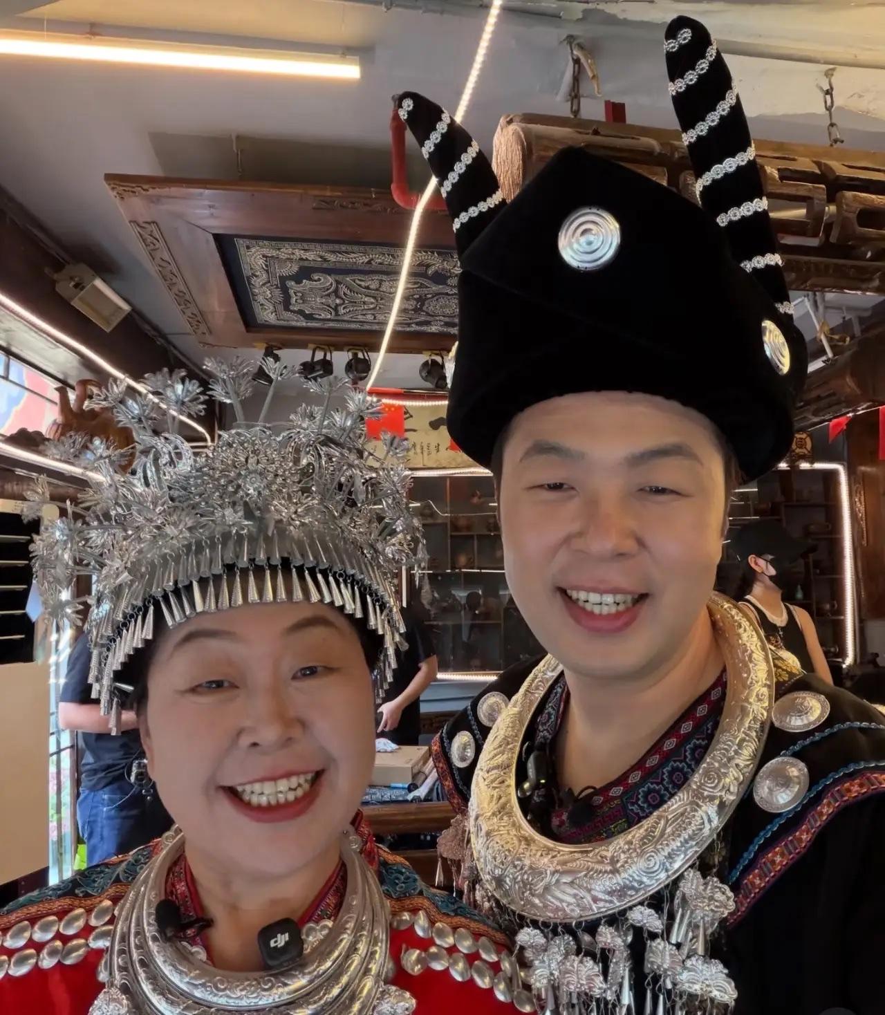 端午节沈梦辰在社交平台分享了杜海涛和妈妈的合照，这可太有意思了！

照片里母子俩
