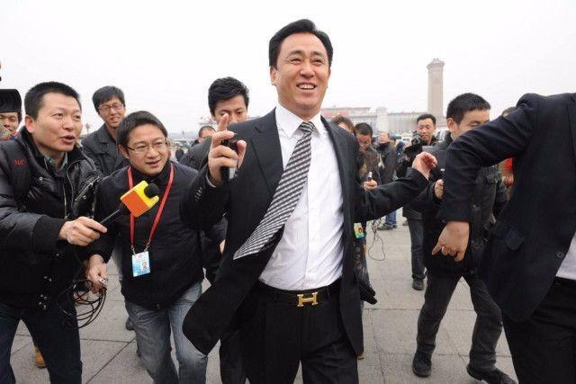 掏42亿买了堆废纸股票，反被追讨60亿：许家印“朋友圈”里最惨的座上宾
 
据多