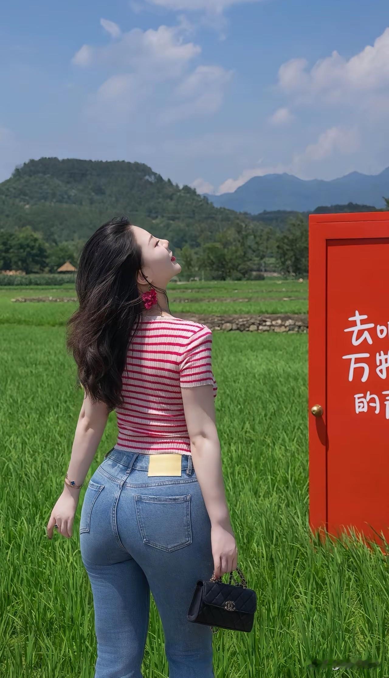 ……和男人相处
要多理解他
不必太爱他。
和女人相处……
要多爱她，不必了解她。