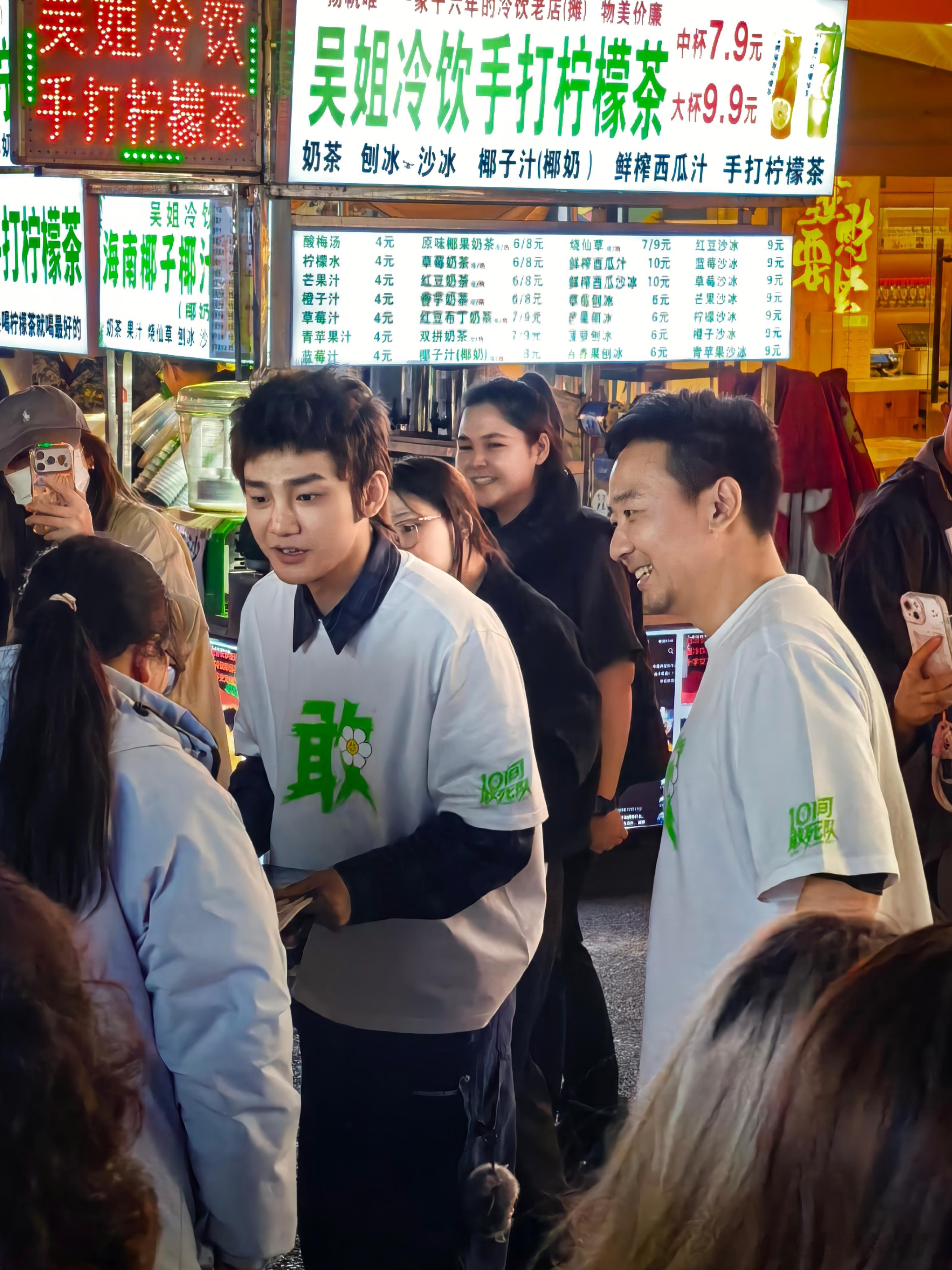 长沙夜市偶遇蒋龙蒋龙把长沙夜市当路演现场《10间敢死队》这波宣发赢麻了！蒋龙路演
