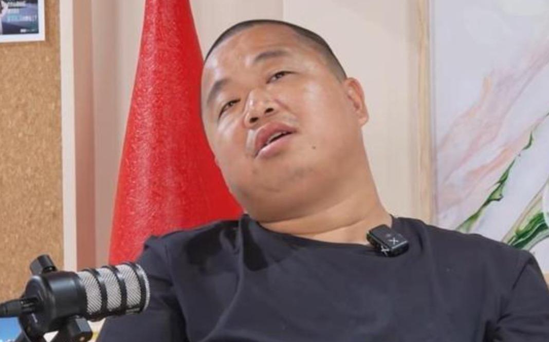 水均益跟蓝战非那场对谈，把美国基建那层窗户纸捅破了。蓝战非穿着拖鞋往那一坐，说美