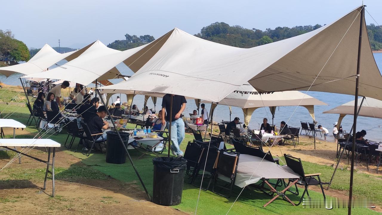 春日生活，周末假期。
松山湖松湖小岛露营地。
热闹喧嚣，休闲惬意。