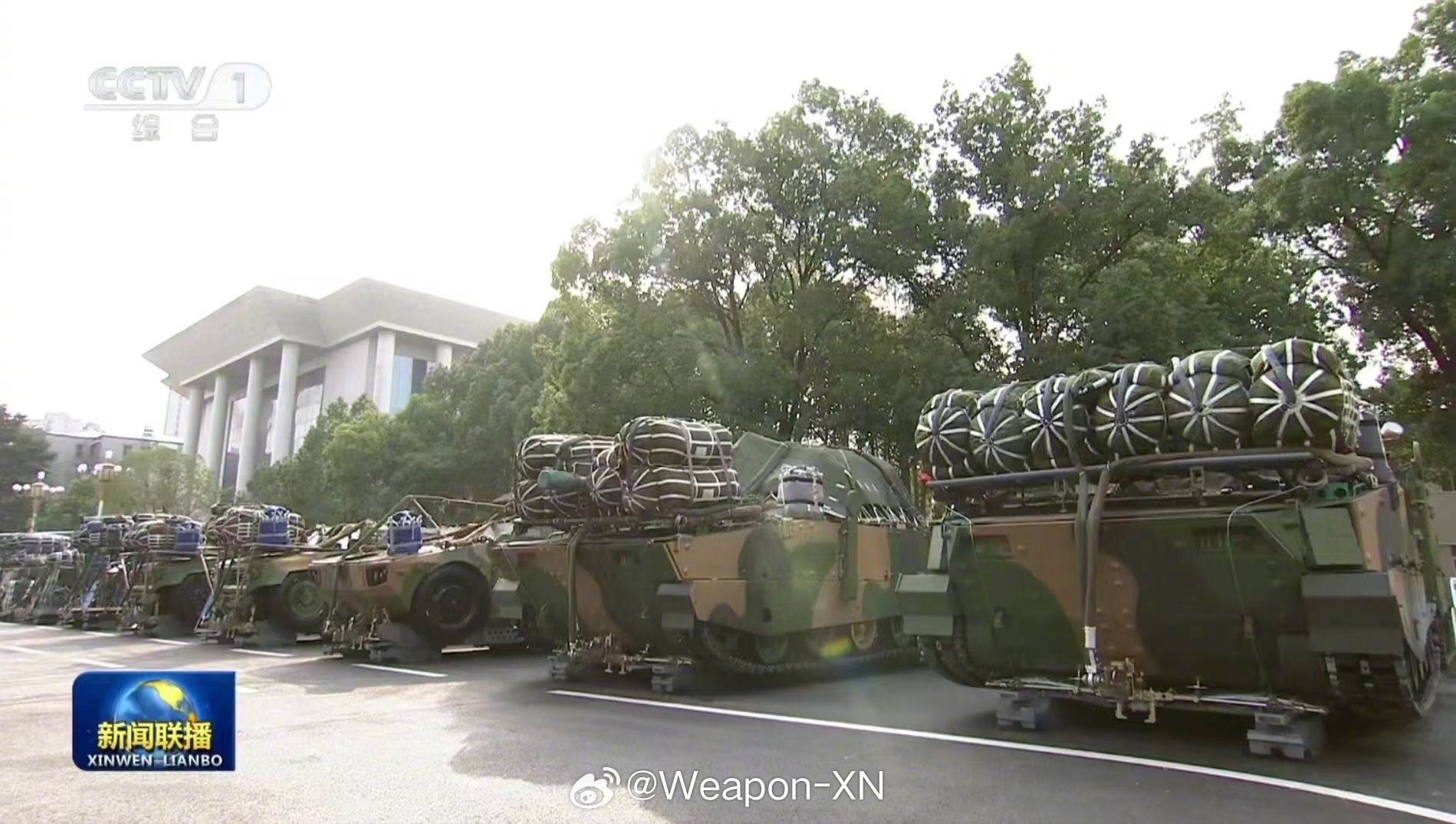 #兵器影像[超话]# 新空降战车，防护增强，带主动防护系统。 ​​​