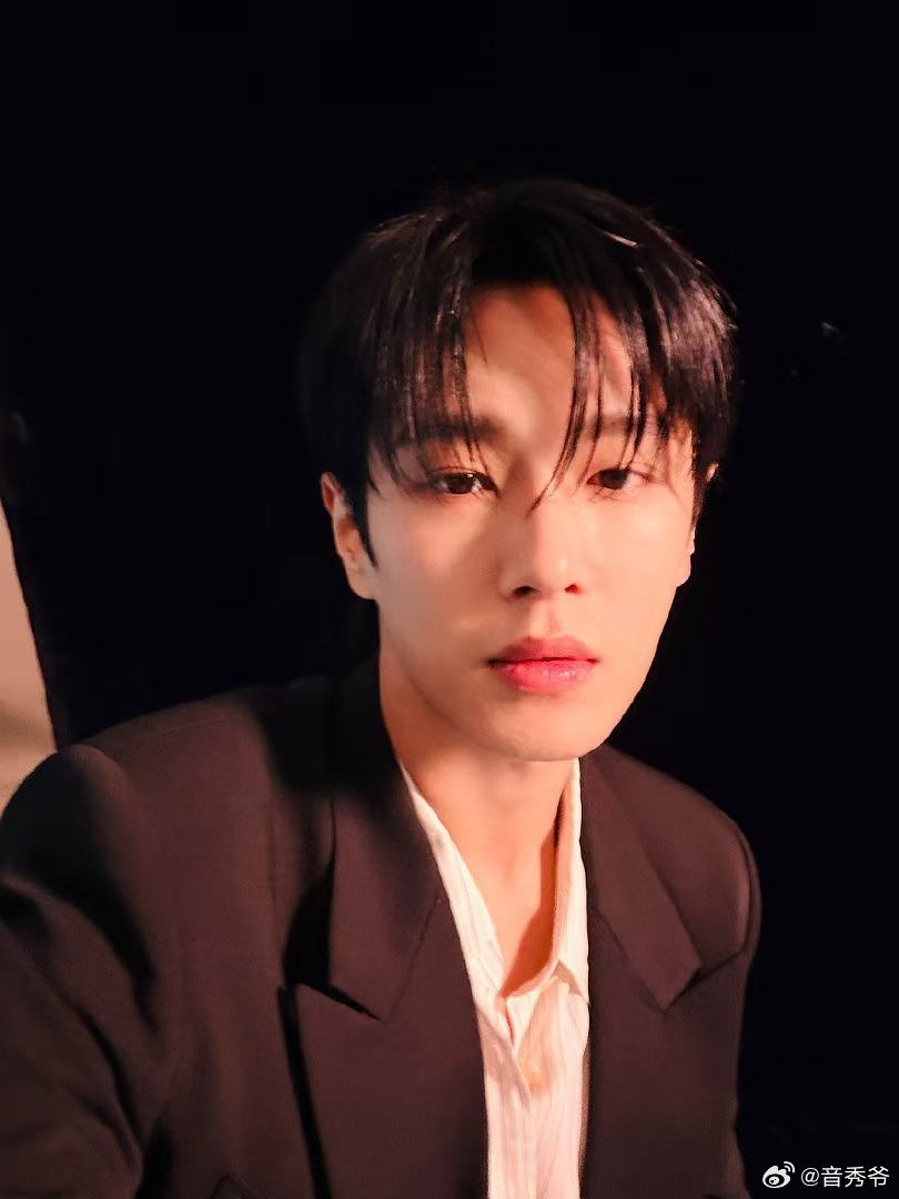 李汶翰路透白发深v 刷到李汶翰《予苍龙》的片场路透瞬间被震撼，白发搭配黑色深V造