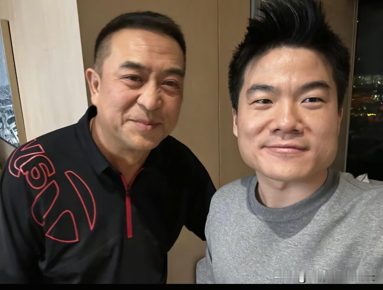 终于等到宇辉更新视频了，
除了晒照片，
重点都在评论区，
有网友问：“橱窗怎么不