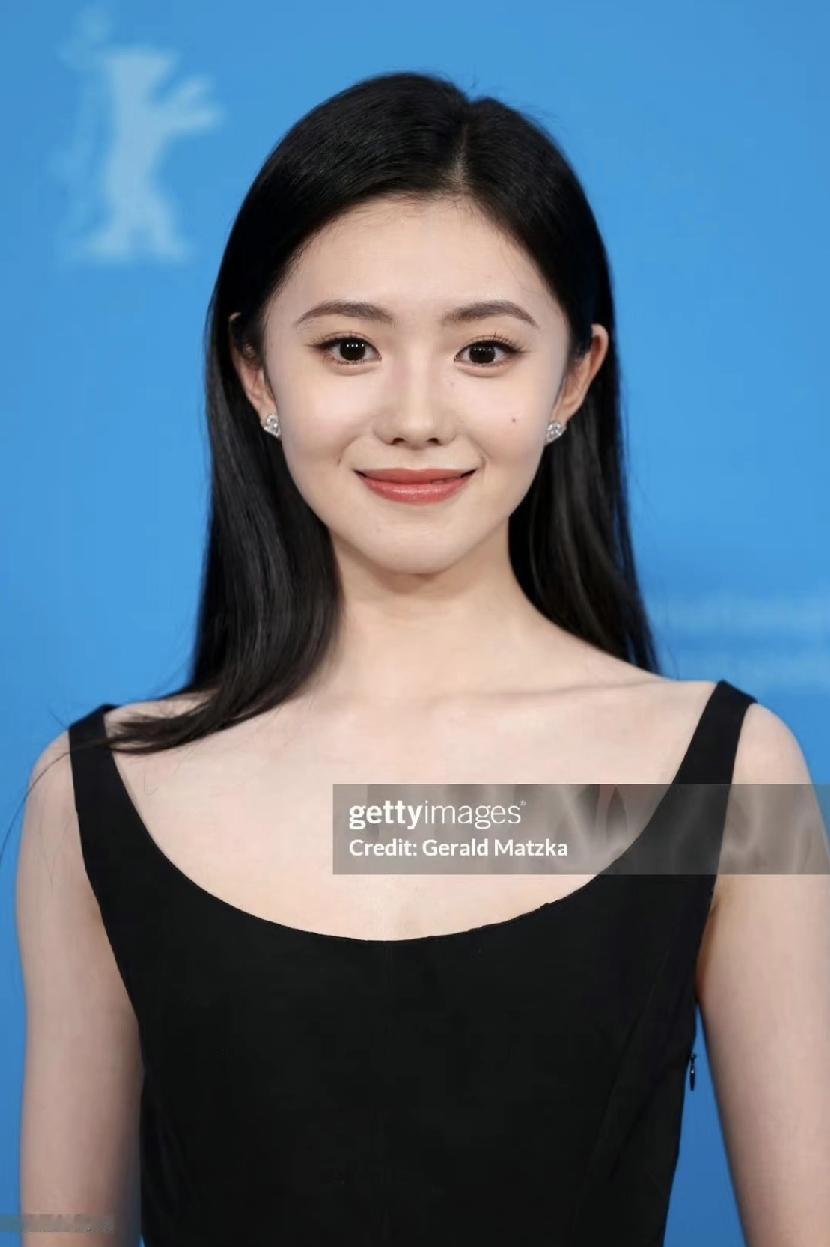 刘浩存应该是最后“谋女郎”了
长相酷似章子怡缩小版
张艺谋老爷子的眼光一如既往毒