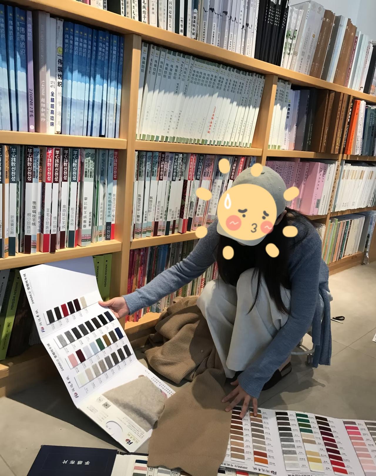 河南姑娘学的服装专业，
毕业后，
来到天津河西区的服装厂做设计师。
平日里她坚持