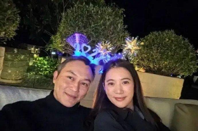张智霖和袁咏仪两个“骗子”日常照老气横秋但参加活动就肉眼可见年轻了二十岁 ​​​