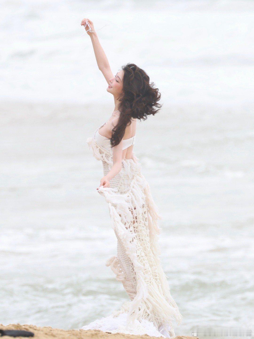 易梦玲海的女儿 易梦玲把深海霞光穿在了身上！渐变纱裙随着步伐流淌星光，珍珠腰饰如