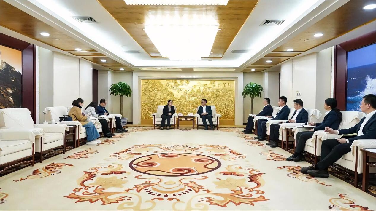 4月8日，中国黄金集团有限公司党委书记、董事长周洲在集团总部会见北京市投资促进服