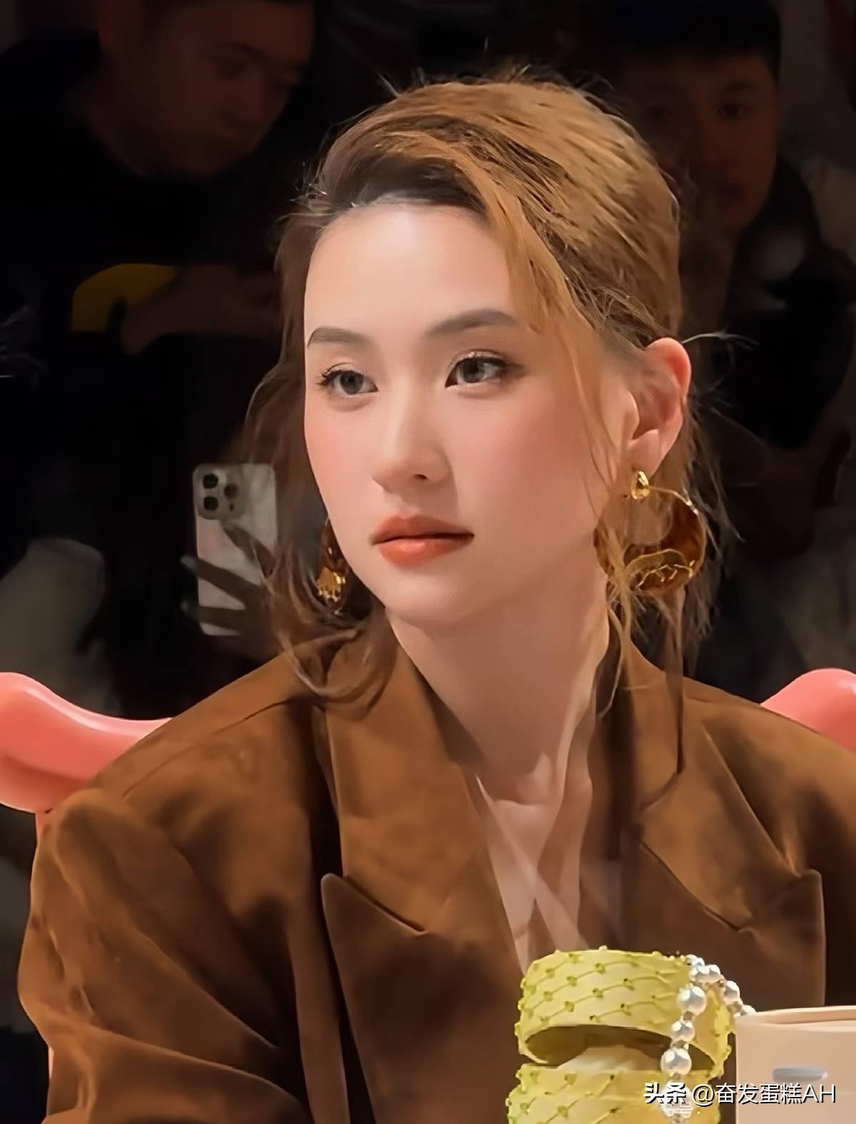 大家不要再猜了，何超莲不会和窦骁离婚，不是因为她还爱着，而是何超莲非常清楚——一