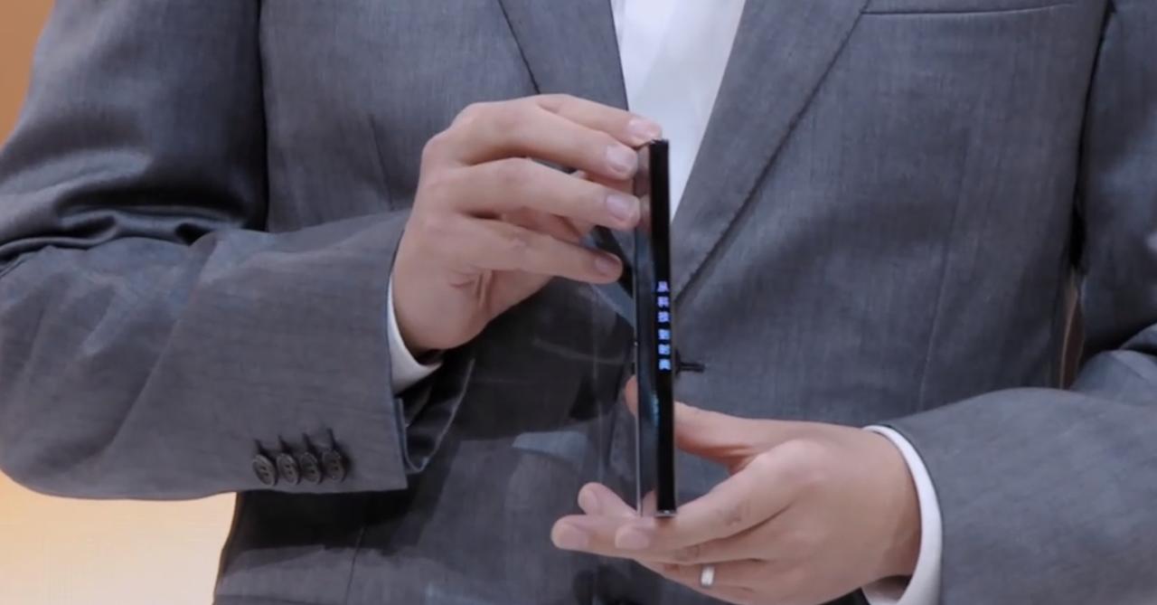 这是只属于外折的个性化，背面的屏幕可以自由设置显示的画面，连边框的屏幕也分区出来