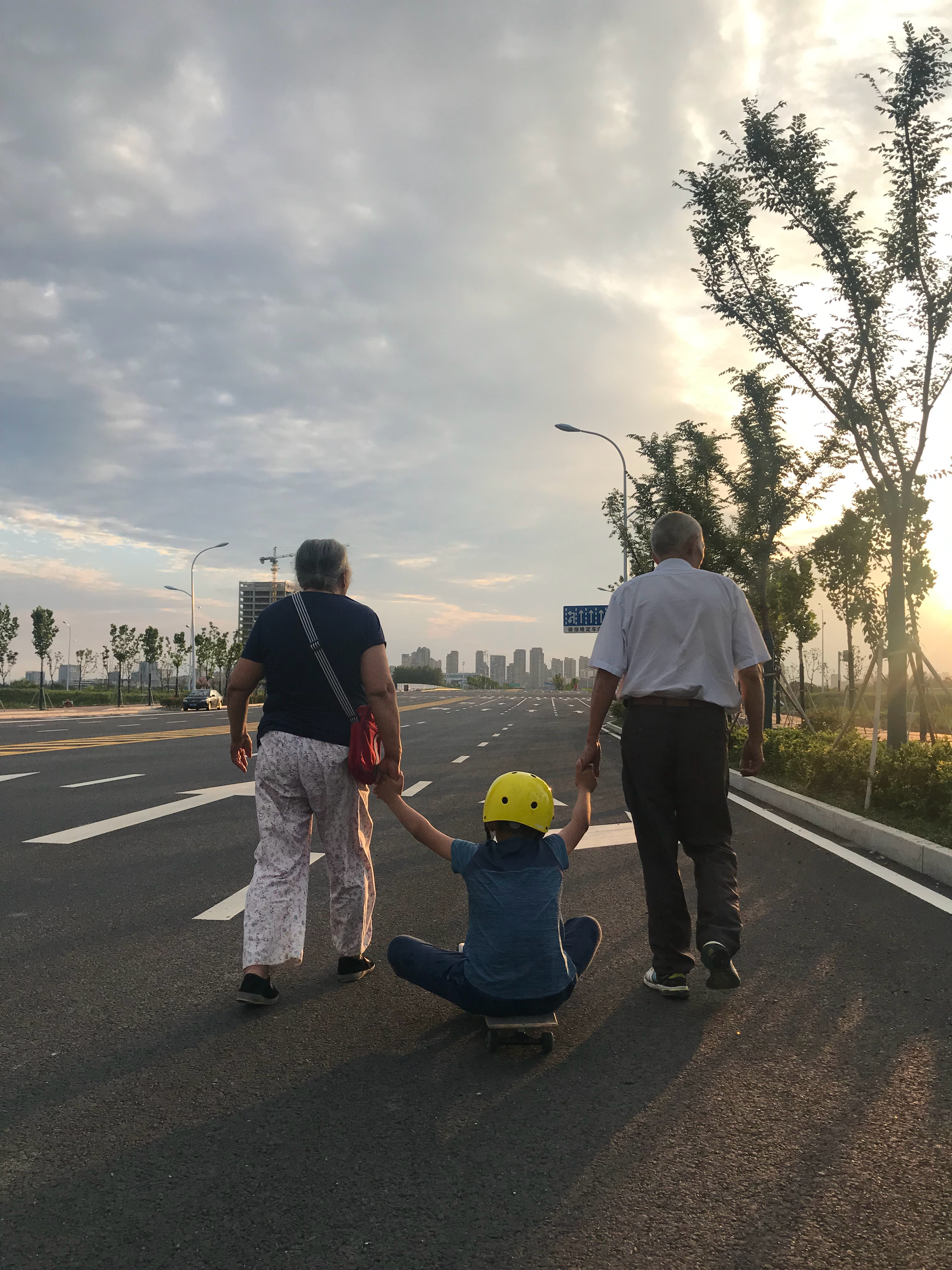 2019.6.30，爷爷奶奶和阿福，晚饭后散步 