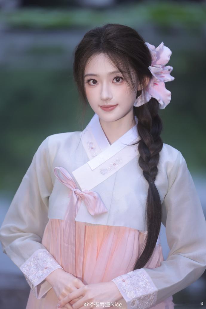 杨雨潼我的漂亮小众女星杨雨潼真的是一个相当有趣的人，对待角色更是认真和细腻，在《