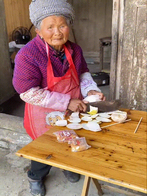 80几岁的奶奶，想要和孙女亲近，但是孙女不肯，嫌弃奶奶身上有老人味，奶奶一靠近小