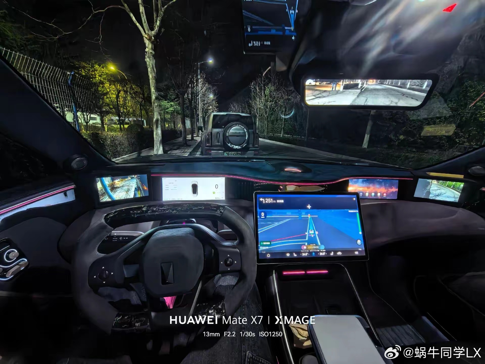 26款阿维塔11，三个电子后视镜格外醒目，有一种被屏幕环绕的错觉。现在这么有自己