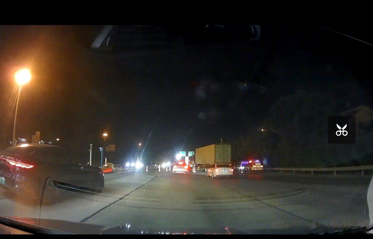 在G 60的一个高速入口，过了ETC通道后，发现在匝道上堵成一团。挪到眼前才发现