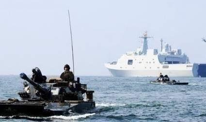 那张刷屏的“海警扣长荣、运海马斯上岛”图，先把话撂这儿：它不是新闻，是2025年