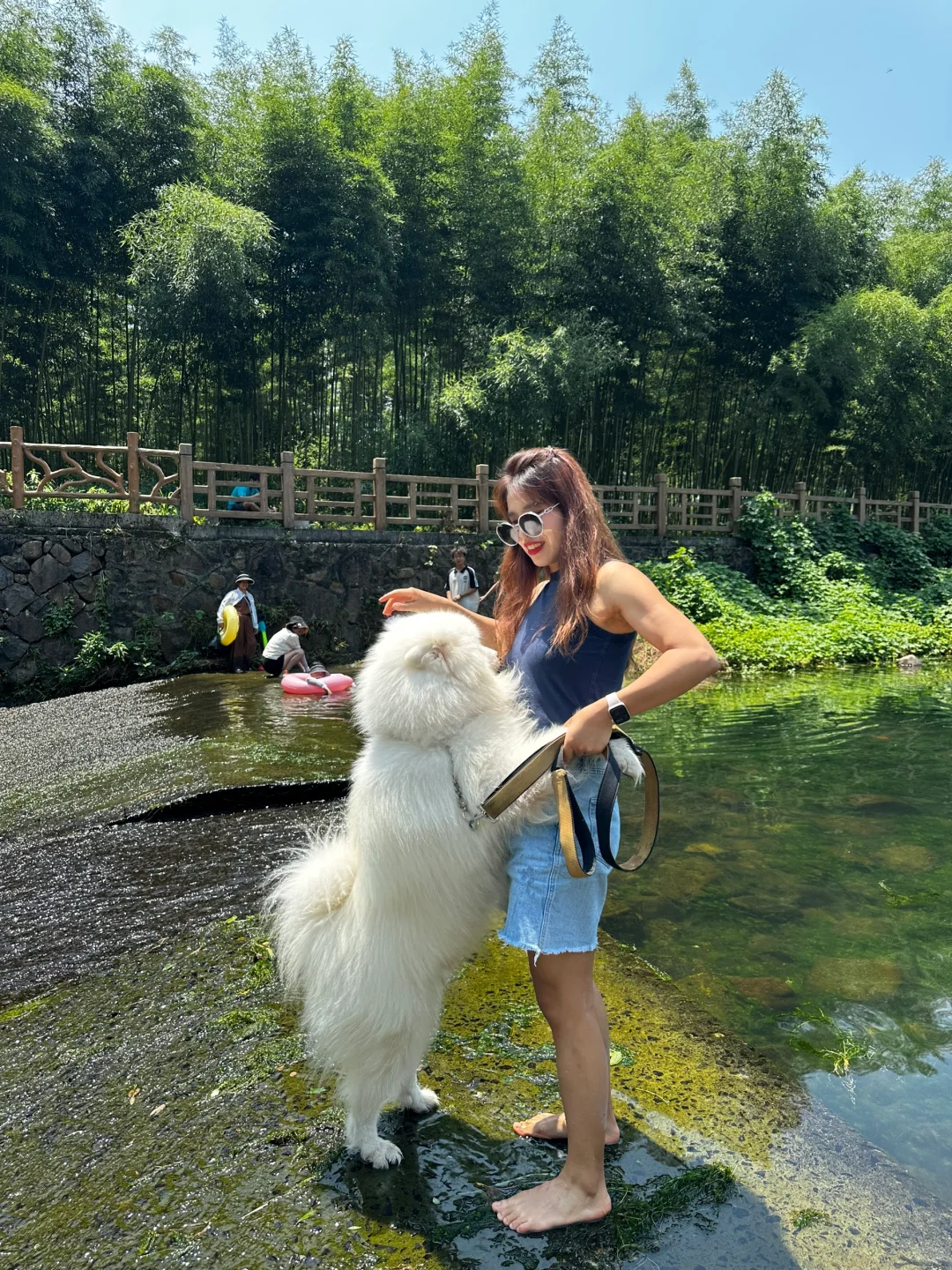 谁家的耶耶怕水啊，不敢下水，闹着要抱抱