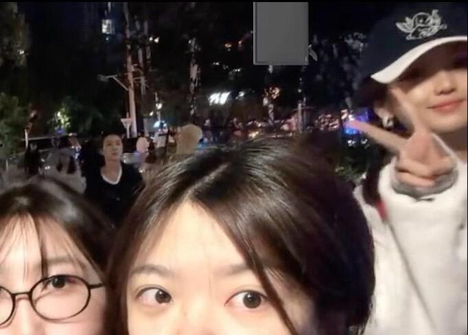 孙千对网友镜头比耶孙千还是大城市机会多孙千对网友镜头比耶 ​​​