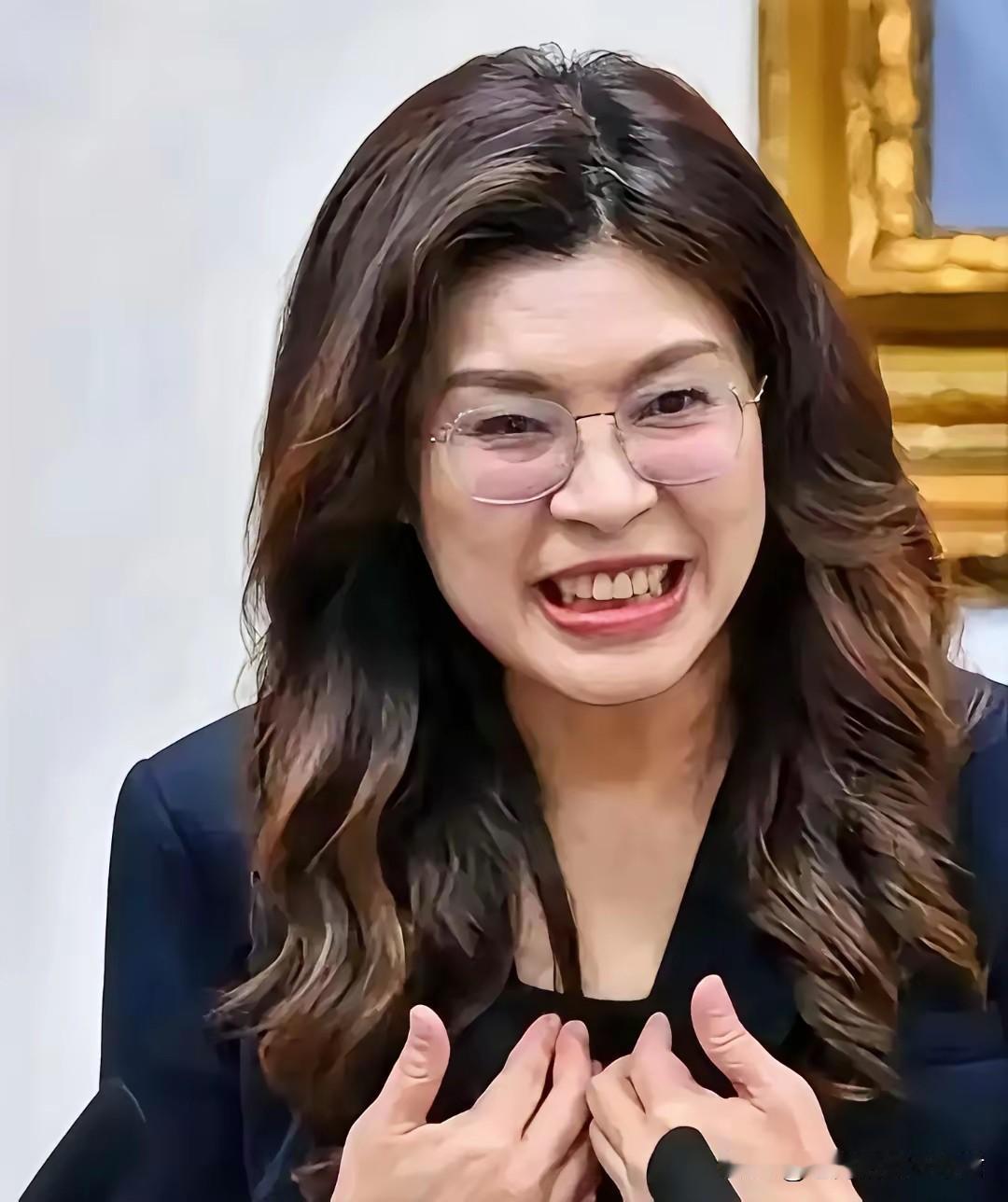 郑丽文，又出来了。 这一次，她站在镁光灯下，表情凝重，语气坚定。她说，她是为了台