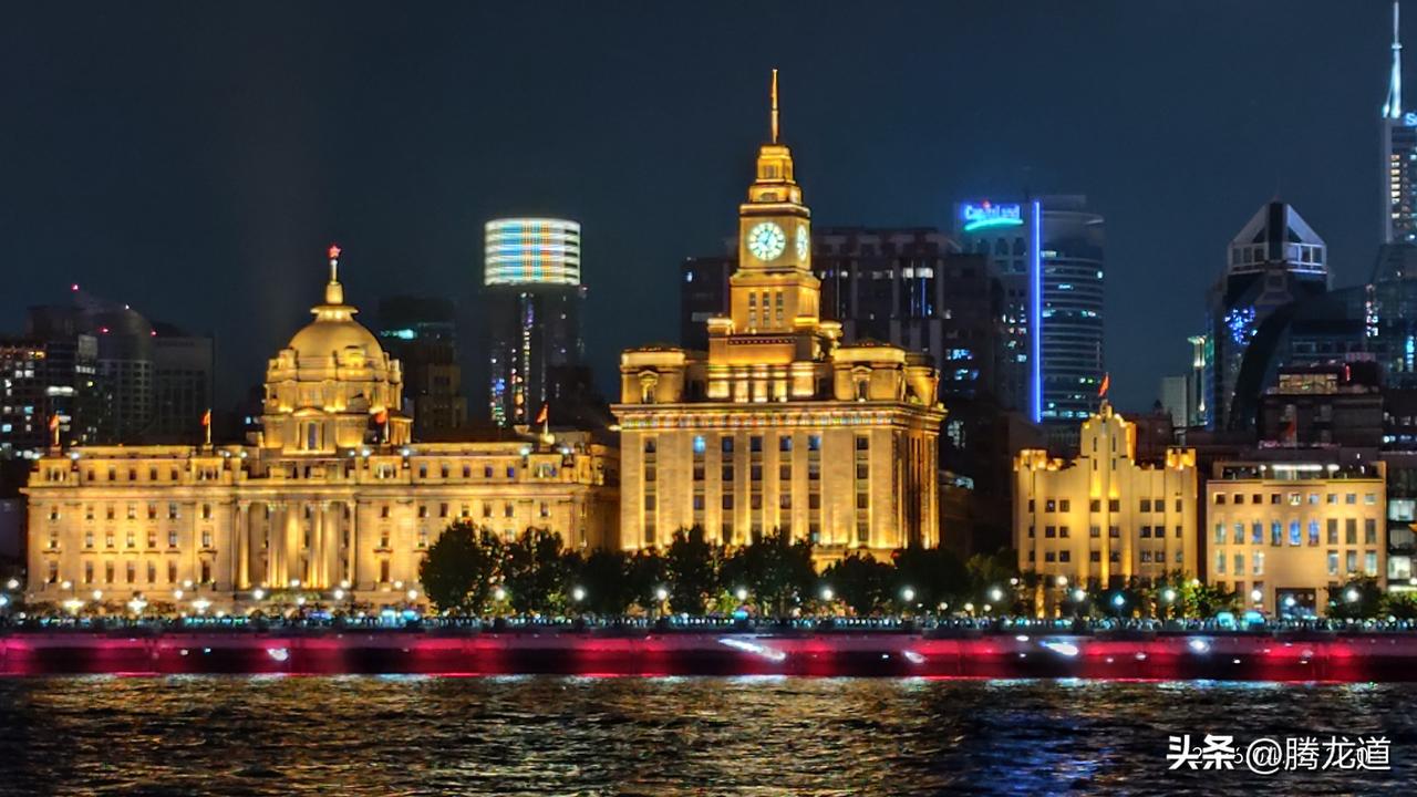 上海的夜景惊艳吗远眺外滩夜晚金碧辉煌的建筑美景