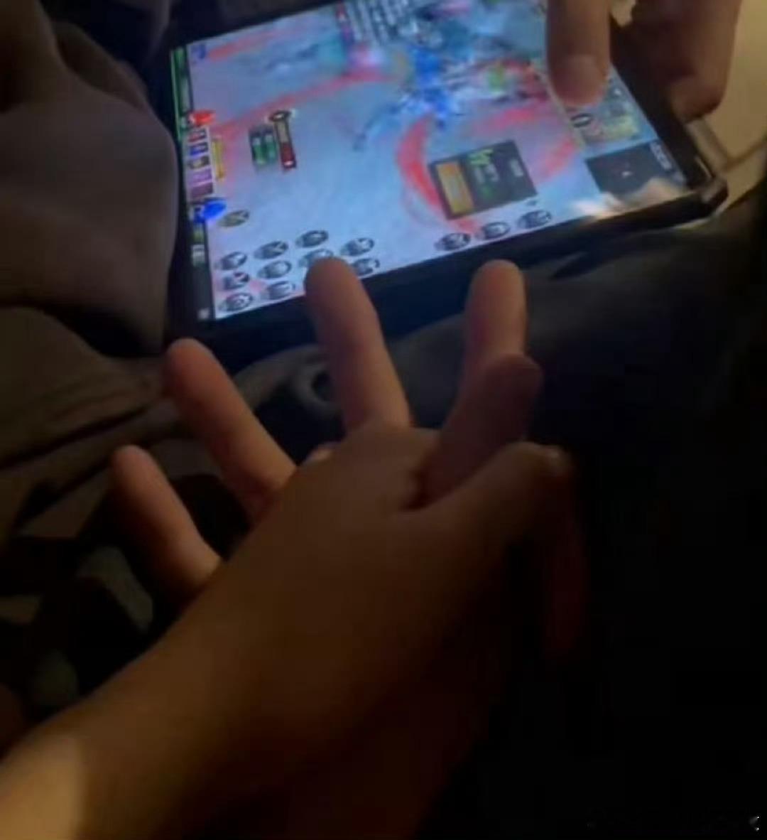 许荔莎发与许凯牵手照这牵手照如何证明就是许凯啊 两个人 连张合照都没有 你们也信