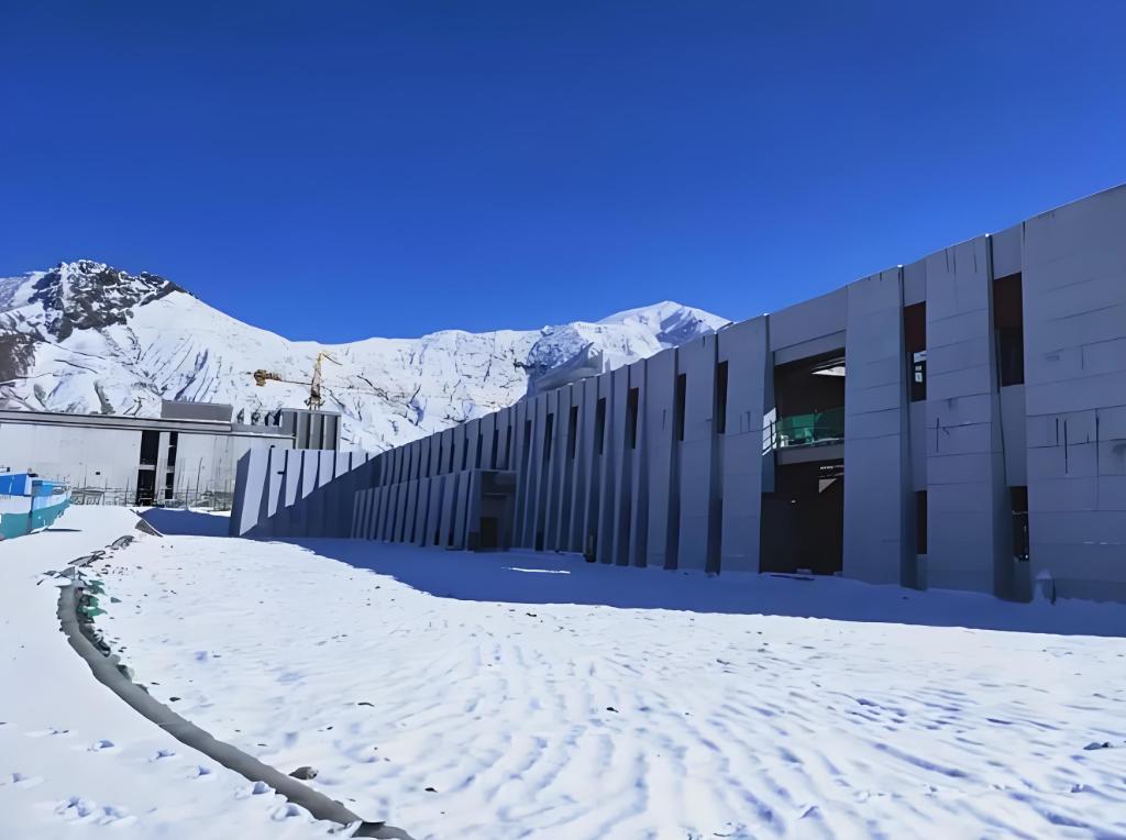 全球最高智算中心启用，西藏打造AI新高地
在青藏高原建智算中心，看似违反常识，实