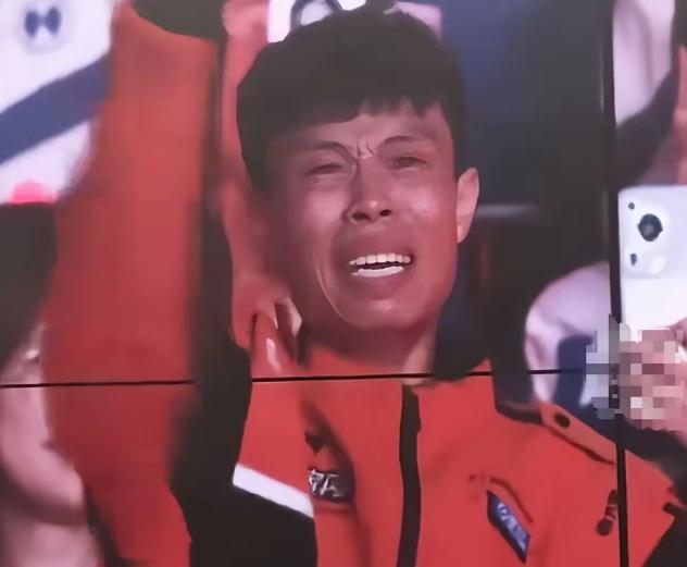 一外卖小哥在徐良演唱会上抽中了咖啡机，徐良看到粉丝是个外卖小哥后，他觉得粉丝用不