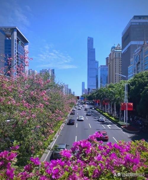 以前在老家，厨房都叫“外屋地”，现在大家都统一喊厨房了。不过各地方言对厨房的叫法