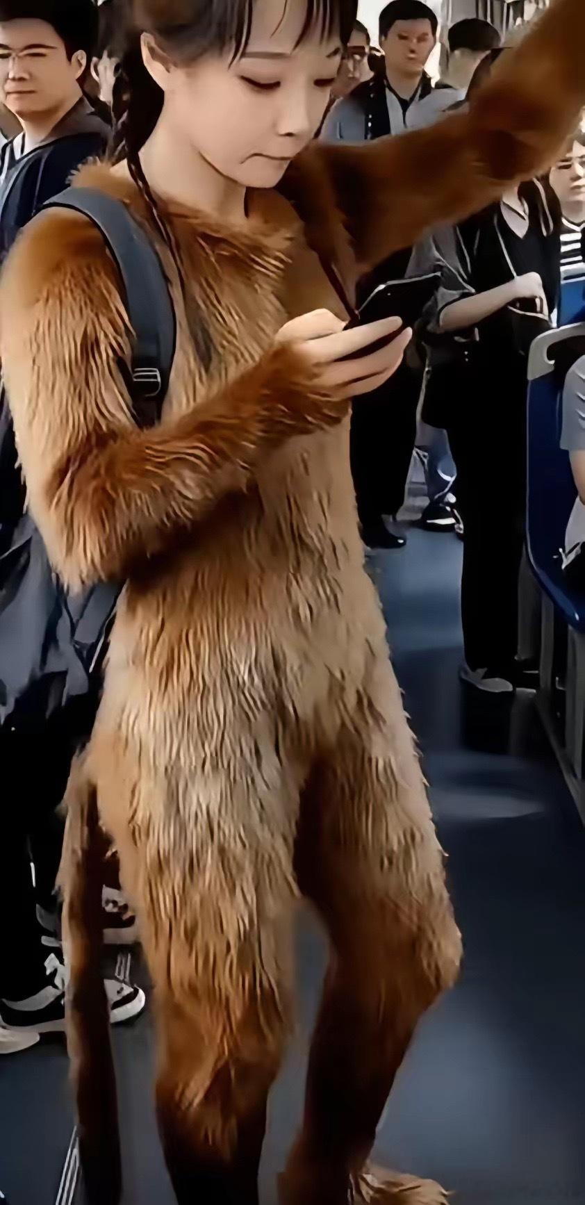 坐地铁时，我瞅见一位女士的穿着，那风格着实“独特”，虽说当下穿衣自由喊得响亮，可