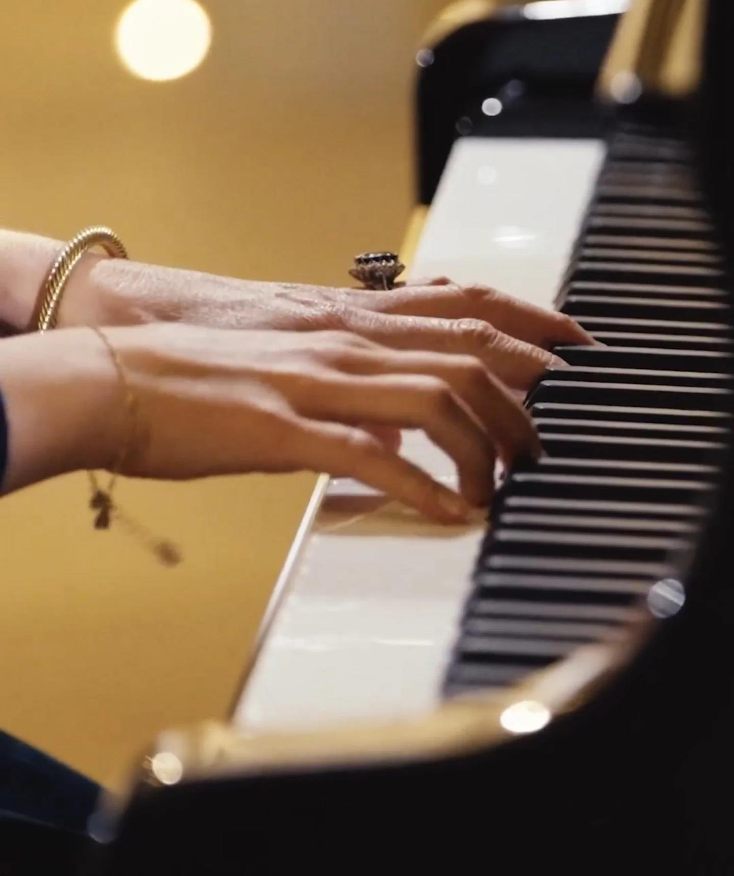 Surprise！母女合奏🎹~切特写的时候，能看到凯特佩戴了Halcyon D